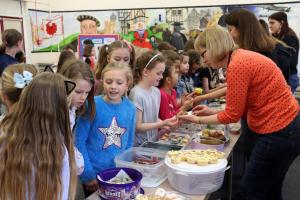 Buttsbury school children mob the Cake Tables