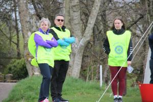 Rotarian's encouraging the golf