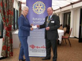 Maggie Blanks receives cheque for £3,000