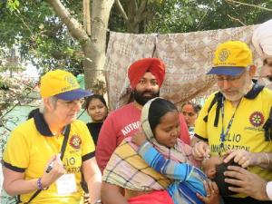 Vaccinating children against polio in India