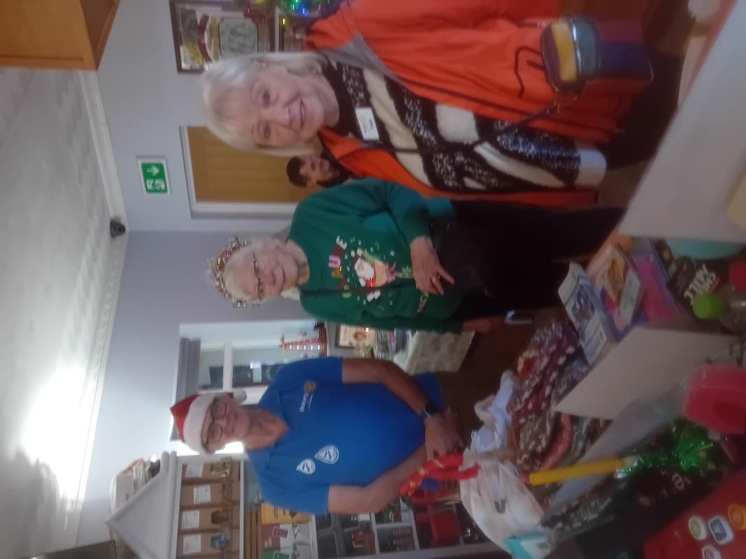 Volunteers & members helping out at Ysgol Gynradd Llanon Christmas Fair in the White Swan.