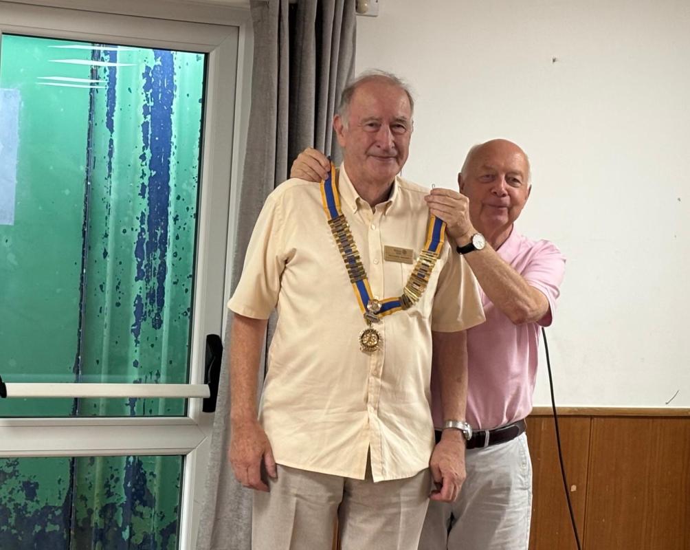 Richard is passed the Presidential Chain by Anton