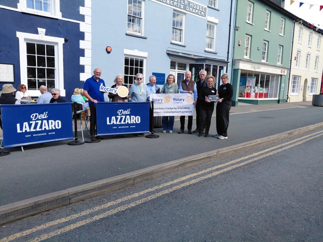 Angharad at Deli Lazzaro receiving their plaque celebrating the new corporate partnership! Llongyfarchiadau RiCB a Deli Lazzarro! 