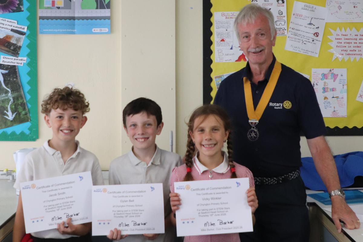 Second Vice President Keith Ross congratulating the winning team from Chyngton Primary school 