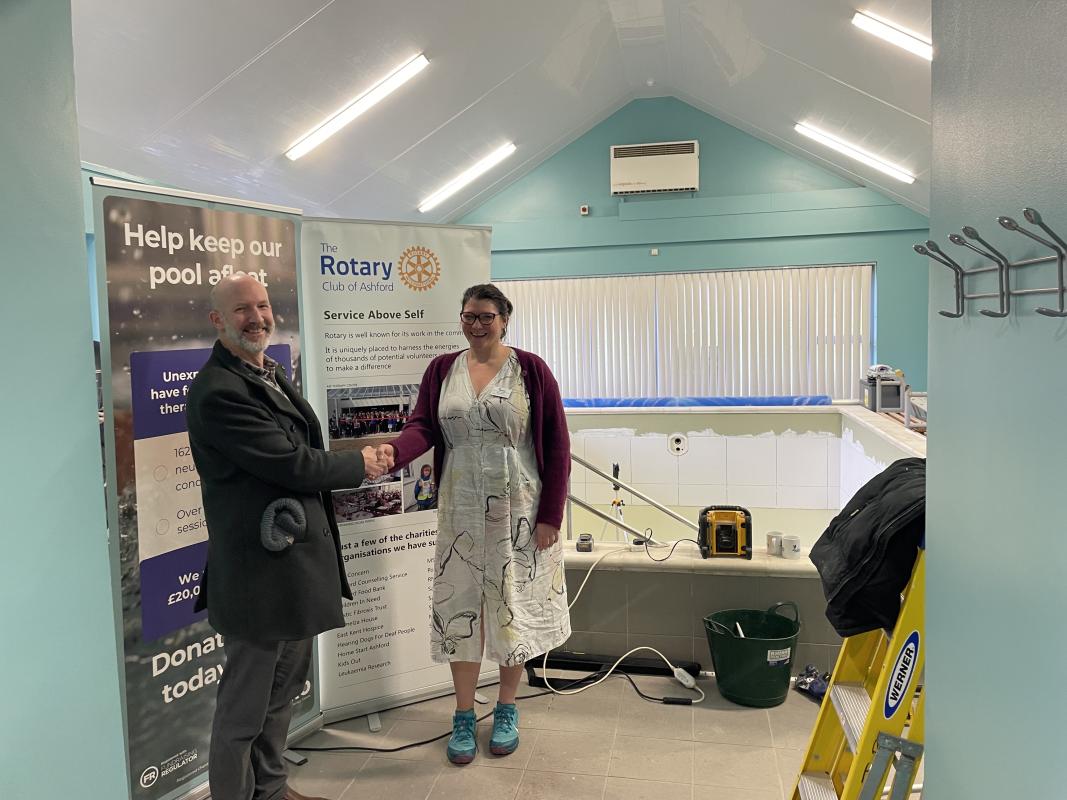 Rotarian Pieter Green presents the Centre with a cheque