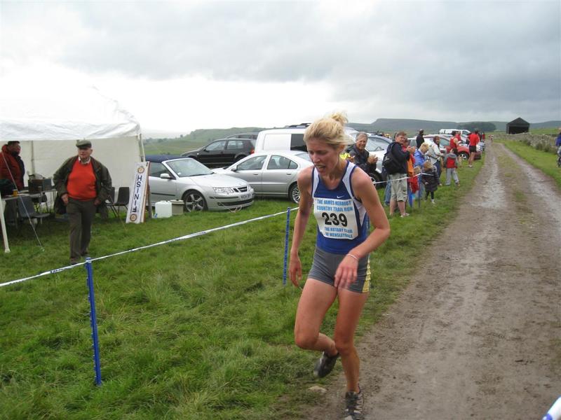 The 2009 winning lady, Charlotte Sanderson at the finishing line