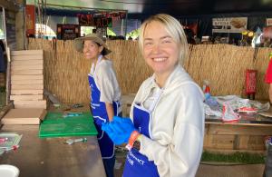 Bandana & Ievgeniia serving pizzas