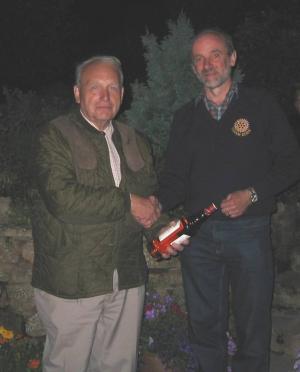 Leslie Parfitt receiving winners prize