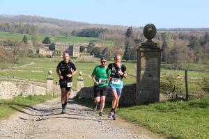 Runners arriving at Lords Bridge