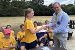 President Isla receives the Award