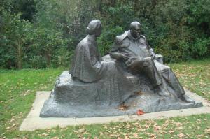 Bronze of the Churchills by the lake at Chartwell