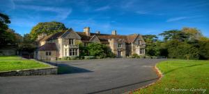 Picture of Rushden Hall in the beautiful Hall Park